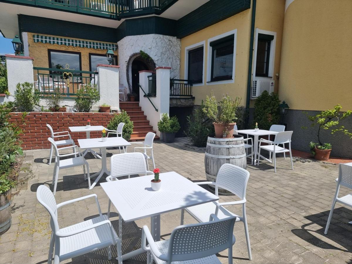 Landgasthof Zur Goldenen Traube Podersdorf am See Esterno foto
